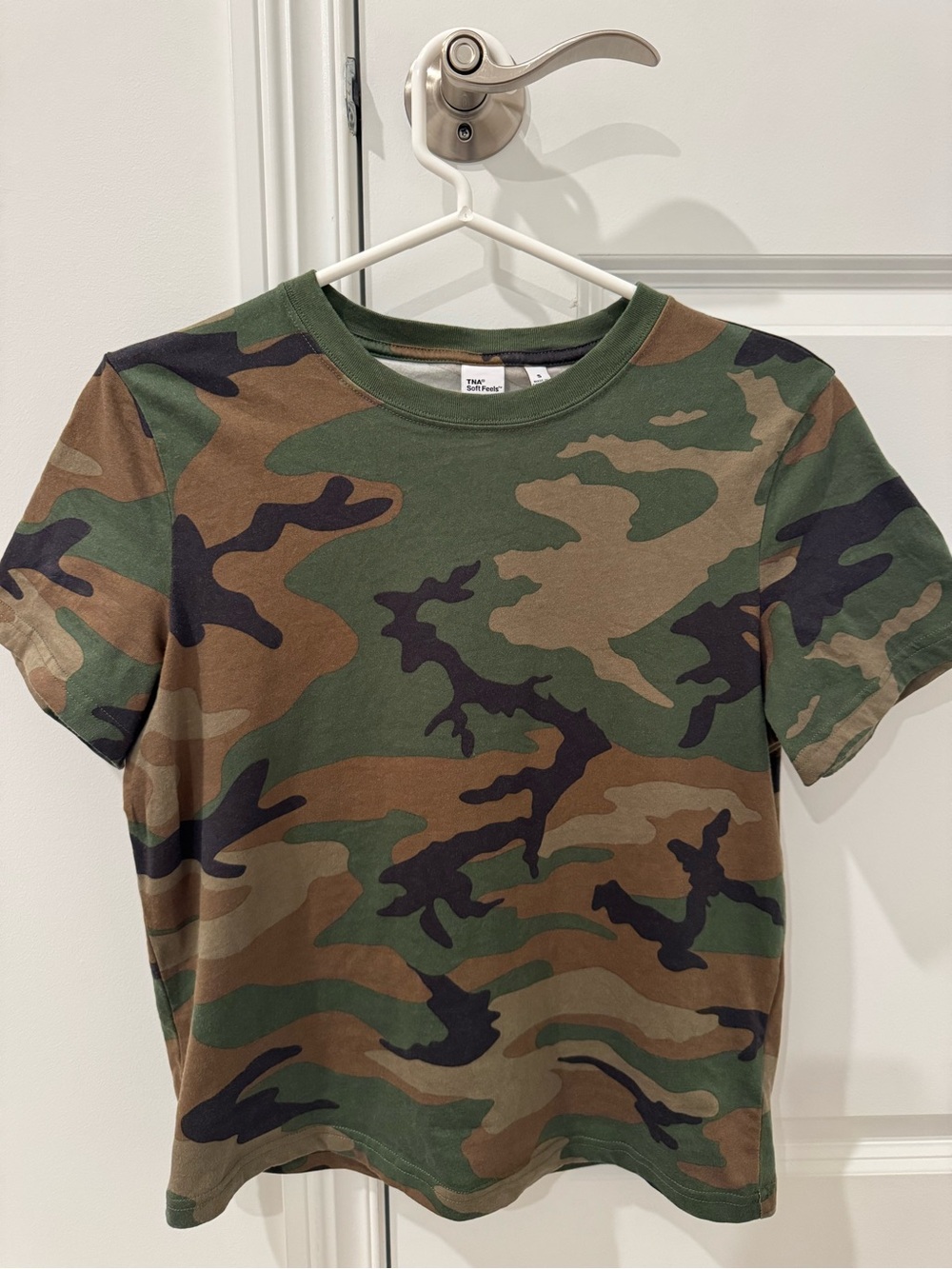 Aritzia TNA All-Time T-Shirt in Green & Brown Camo - Size Small